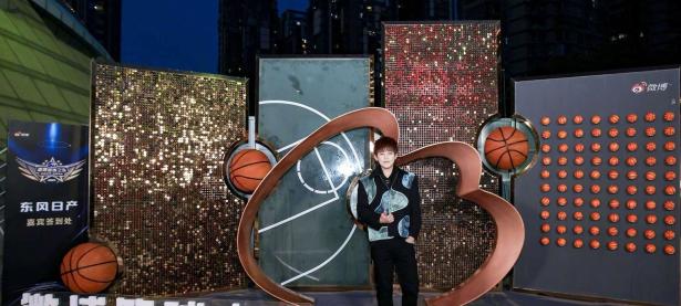 当红明星现身篮球赛事，粉丝热情追捧的简单介绍