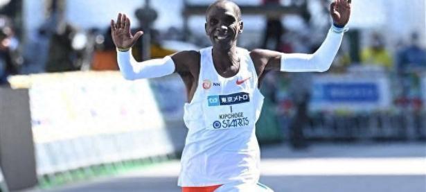 震撼！基普乔格在网球赛场爆冷取胜！