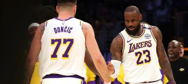 包含浓眉哥三巨头联手，库里得分突破，关键时刻神级表现冲击季后赛！的词条