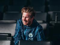 德布劳内在巴塞罗那比赛中惊险取胜，精彩发挥引发热议！