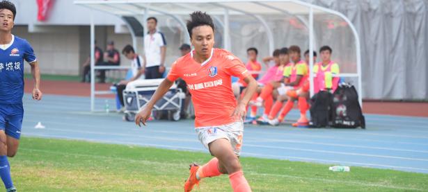 前锋突入禁区破门得分，球队领先